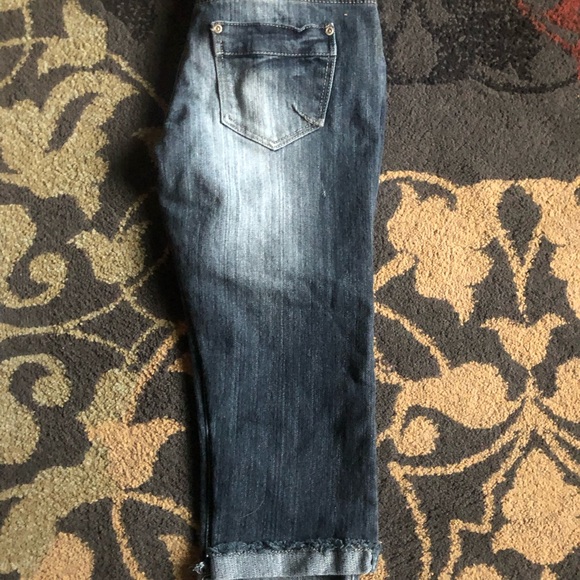 Short and capri lot - Picture 3 of 5